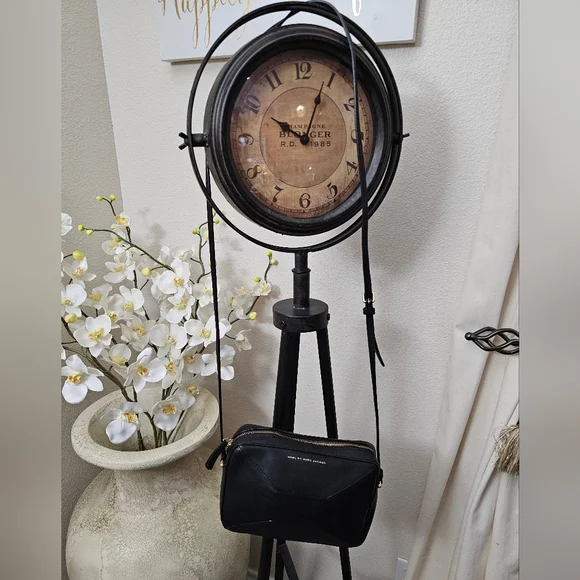 Marc Jacobs Hands Off Alex Black Leather Crossbody EUC - Picture 2 of 16